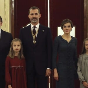 La princesse Leonor des Asturies et l'infante Sofia d'Espagne participaient le 17 novembre 2016 avec leurs parents le roi Felipe VI et la reine Letizia à l'inauguration du Parlement, à Madrid.