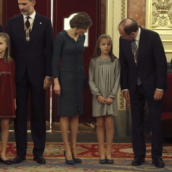 La princesse Leonor des Asturies et l'infante Sofia d'Espagne participaient le 17 novembre 2016 avec leurs parents le roi Felipe VI et la reine Letizia à l'inauguration du Parlement, à Madrid.