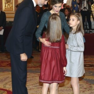 La princesse Leonor des Asturies et l'infante Sofia d'Espagne participaient le 17 novembre 2016 avec leurs parents le roi Felipe VI et la reine Letizia à l'inauguration du Parlement, à Madrid.