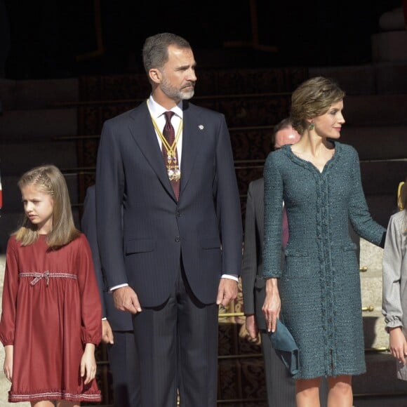 La princesse Leonor des Asturies et l'infante Sofia d'Espagne participaient le 17 novembre 2016 avec leurs parents le roi Felipe VI et la reine Letizia à l'inauguration du Parlement, à Madrid.