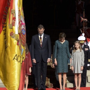 La princesse Leonor des Asturies et l'infante Sofia d'Espagne participaient le 17 novembre 2016 avec leurs parents le roi Felipe VI et la reine Letizia à l'inauguration du Parlement, à Madrid.