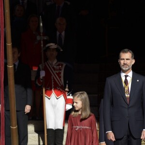 La princesse Leonor des Asturies et l'infante Sofia d'Espagne participaient le 17 novembre 2016 avec leurs parents le roi Felipe VI et la reine Letizia à l'inauguration du Parlement, à Madrid.