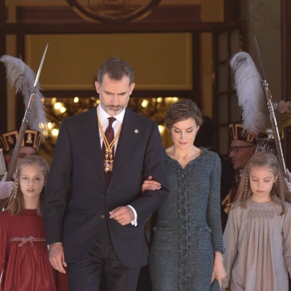 La princesse Leonor des Asturies et l'infante Sofia d'Espagne participaient le 17 novembre 2016 avec leurs parents le roi Felipe VI et la reine Letizia à l'inauguration du Parlement, à Madrid.