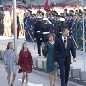 La princesse Leonor des Asturies et l'infante Sofia d'Espagne participaient le 17 novembre 2016 avec leurs parents le roi Felipe VI et la reine Letizia à l'inauguration du Parlement, à Madrid.