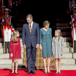 La princesse Leonor des Asturies et l'infante Sofia d'Espagne participaient le 17 novembre 2016 avec leurs parents le roi Felipe VI et la reine Letizia à l'inauguration du Parlement, à Madrid.