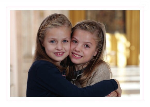 Carte de voeux du roi Felipe VI et de la reine Letizia d'Espagne pour les fêtes de fin d'année 2015 et le nouvel an 2016, figurant leurs filles Leonor et Sofia.