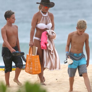 Britney Spears se relaxe sur une plage de Hawaï avec ses enfants Sean and Jaden à Hawaï le 5 aout 2016.