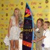 Britney Spears, Maddie Aldridge, et ses fils Sean Preston Federline, Jayden James Federline posant dans la salle de presse aux Teen Choice Awards 2015 à Los Angeles, le 16 août 2015