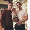 Robbie Rogers et Greg Berlanti posent sur Instagram avec leur fils Caleb. Décembre 2016.