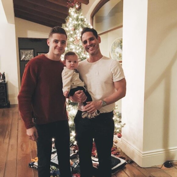 Robbie Rogers et Greg Berlanti posent sur Instagram avec leur fils Caleb. Décembre 2016.