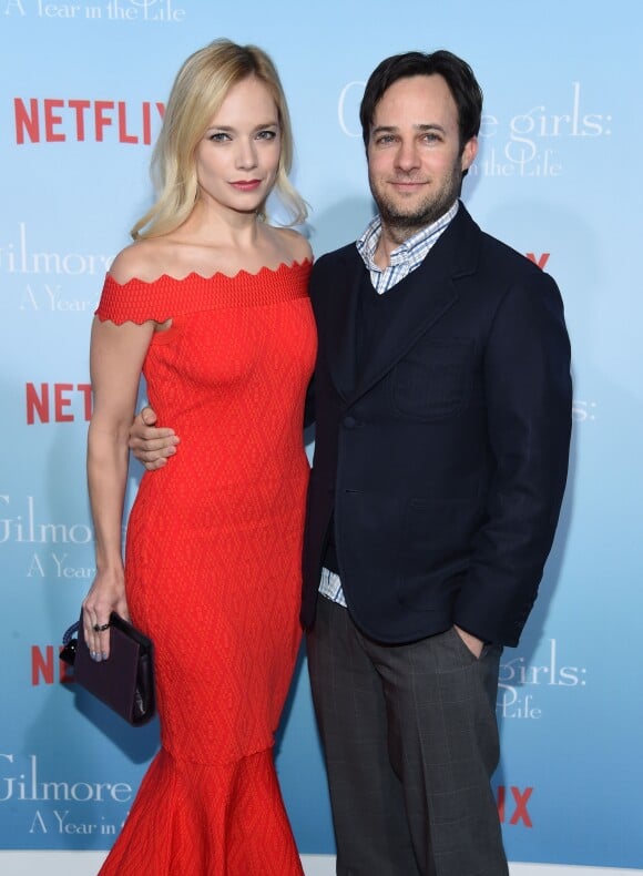 Caitlin Mehner et son compagnon Danny Strong à la première de 'Gilmore Girls: A Year In The Life' au théâtre Fox Bruin à Los Angeles, le 18 novembre 2016