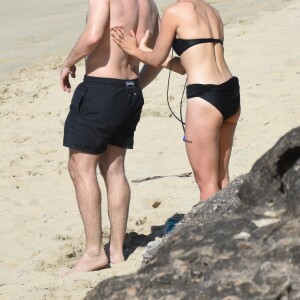 Jake Gyllenhaal et Greta Caruso s'étalent de la crème solaire sur la plage de Colombier à St Barth, le 1er janvier 2017.