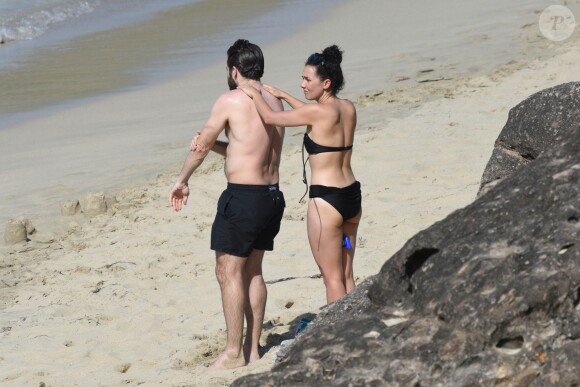 Photo Jake Gyllenhaal et Greta Caruso dans l eau sur la plage de