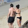 Jake Gyllenhaal et Greta Caruso s'étalent de la crème solaire sur la plage de Colombier à St Barth, le 1er janvier 2017.
