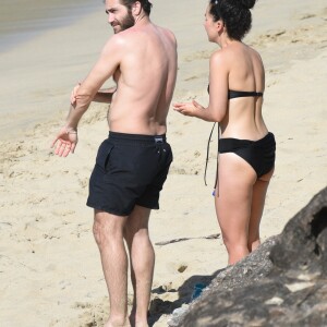 Jake Gyllenhaal et Greta Caruso s'étalent de la crème solaire sur la plage de Colombier à St Barth, le 1er janvier 2017.