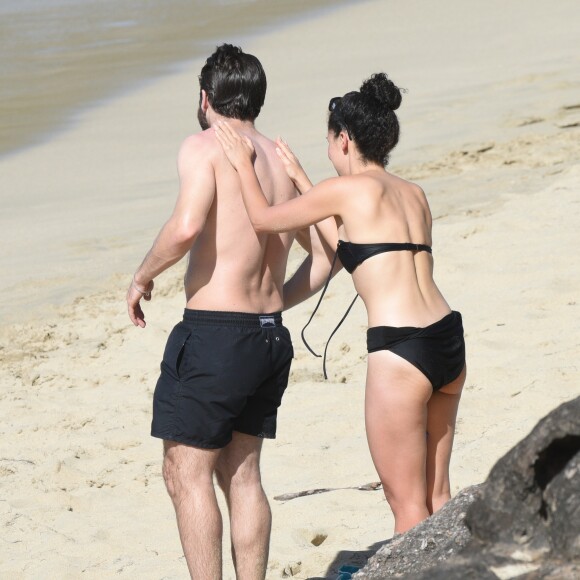 Jake Gyllenhaal et Greta Caruso s'étalent de la crème solaire sur la plage de Colombier à St Barth, le 1er janvier 2017.