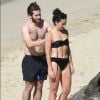 Jake Gyllenhaal et Greta Caruso s'étalent de la crème solaire sur la plage de Colombier à St Barth, le 1er janvier 2017.
