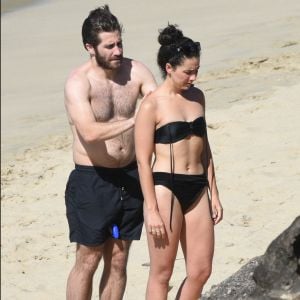 Jake Gyllenhaal et Greta Caruso s'étalent de la crème solaire sur la plage de Colombier à St Barth, le 1er janvier 2017.