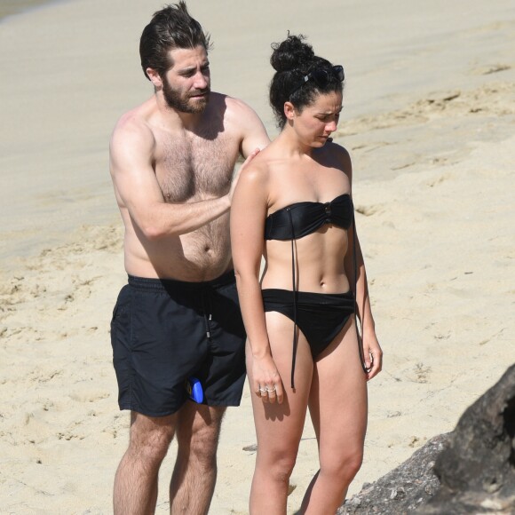 Jake Gyllenhaal et Greta Caruso s'étalent de la crème solaire sur la plage de Colombier à St Barth, le 1er janvier 2017.