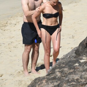 Jake Gyllenhaal et Greta Caruso s'étalent de la crème solaire sur la plage de Colombier à St Barth, le 1er janvier 2017.