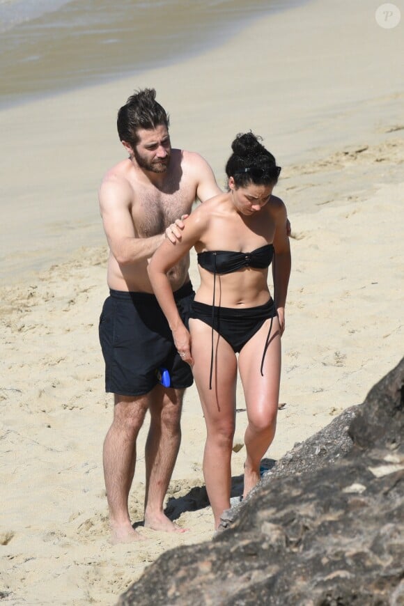 Photo Jake Gyllenhaal et Greta Caruso dans l eau sur la plage de