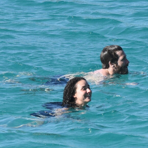 Jake Gyllenhaal et Greta Caruso dans l'eau sur la plage de Colombier à St Barth, le 1er janvier 2017.