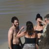 Jake Gyllenhaal et Greta Caruso prennent une bière avec Bon Jovi sur la plage de Colombier à St Barth, le 1er janvier 2017.