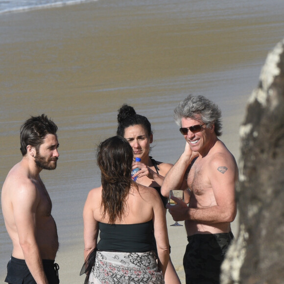 Jake Gyllenhaal et Greta Caruso prennent une bière avec Bon Jovi sur la plage de Colombier à St Barth, le 1er janvier 2017.