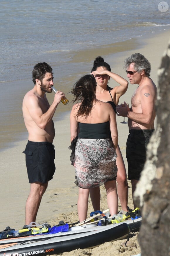 Photo Jake Gyllenhaal et Greta Caruso dans l eau sur la plage de