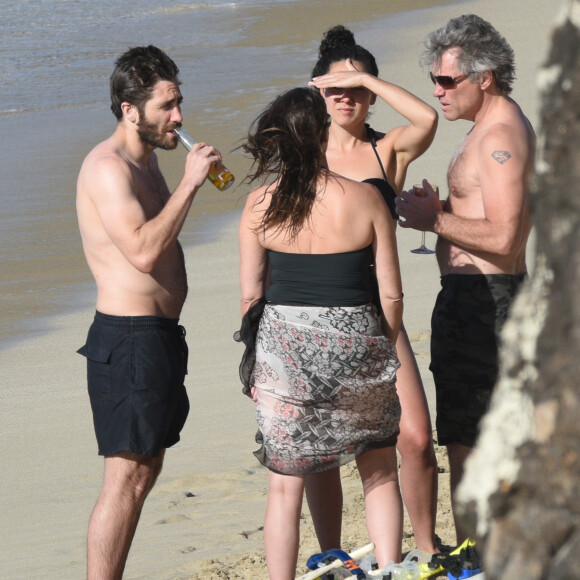 Jake Gyllenhaal et Greta Caruso prennent une bière avec Bon Jovi sur la plage de Colombier à St Barth, le 1er janvier 2017.