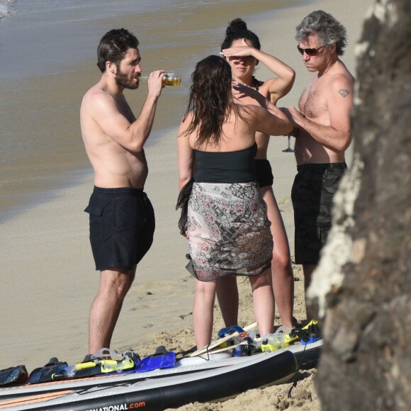 Jake Gyllenhaal et Greta Caruso prennent une bière avec Bon Jovi sur la plage de Colombier à St Barth, le 1er janvier 2017.