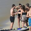 Jake Gyllenhaal et Greta Caruso prennent une bière avec Bon Jovi sur la plage de Colombier à St Barth, le 1er janvier 2017.