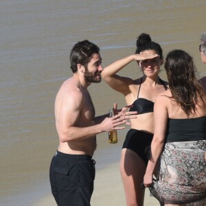 Jake Gyllenhaal et Greta Caruso prennent une bière avec Bon Jovi sur la plage de Colombier à St Barth, le 1er janvier 2017.