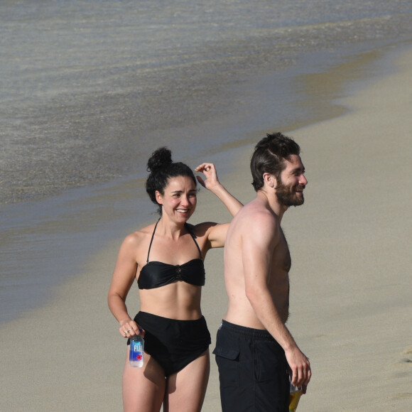 Jake Gyllenhaal et Greta Caruso sur la plage de Colombier à St Barth, le 1er janvier 2017.