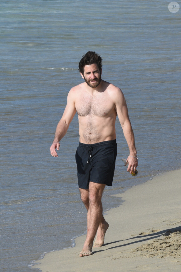 Jake Gyllenhaal sur la plage de Colombier à St Barth, le 1er janvier 2017.
