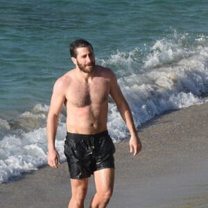 Jake Gyllenhaal sur la plage de Colombier à St Barth, le 1er janvier 2017.