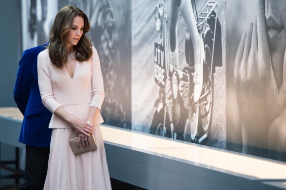 La duchesse Catherine de Cambridge découvrant à la National Portrait Gallery à Londres le 4 mai 2016 l'expo Vogue 100: A Century of Style, dont deux photos d'elle-même. En janvier 2017, la Royal Photographic Society a annoncé que Kate était faite membre honoraire à vie de l'organisation.