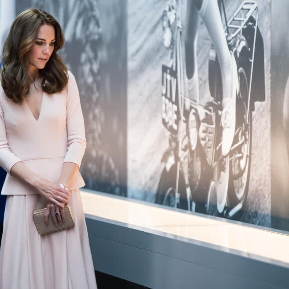 La duchesse Catherine de Cambridge découvrant à la National Portrait Gallery à Londres le 4 mai 2016 l'expo Vogue 100: A Century of Style, dont deux photos d'elle-même. En janvier 2017, la Royal Photographic Society a annoncé que Kate était faite membre honoraire à vie de l'organisation.