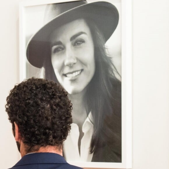 La duchesse Catherine de Cambridge découvrant à la National Portrait Gallery à Londres le 4 mai 2016 l'expo Vogue 100: A Century of Style, dont deux photos d'elle-même. En janvier 2017, la Royal Photographic Society a annoncé que Kate était faite membre honoraire à vie de l'organisation.