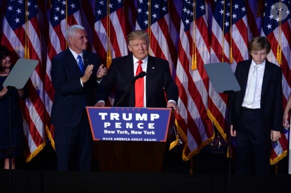 Donald Trump avec son fils Barron et Mike Pence lors de son discours au Hilton New York après son élection à la présidence des Etats-Unis. New York, le 9 novembre 2016.