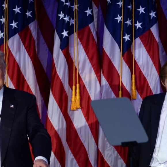 Donald Trump avec son fils Barron et Mike Pence lors de son discours au Hilton New York après son élection à la présidence des Etats-Unis. New York, le 9 novembre 2016.
