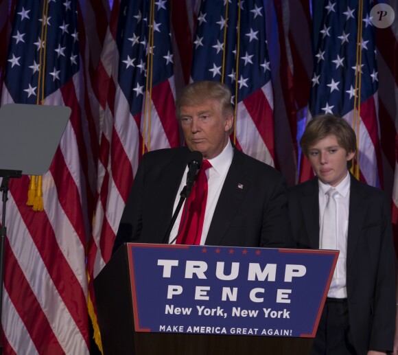 Donald Trump et son fils Barron au New York Hilton Midtown dans les premières heures du matin à New New York le 9 novembre 2016.