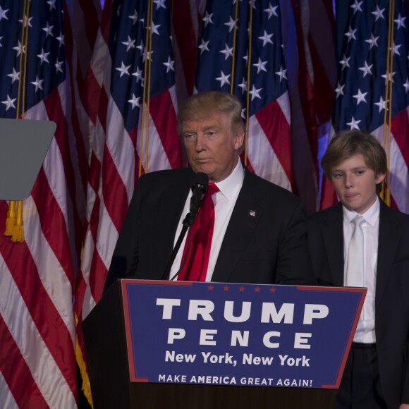 Donald Trump et son fils Barron au New York Hilton Midtown dans les premières heures du matin à New New York le 9 novembre 2016.