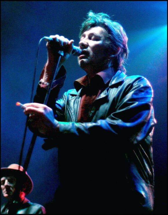 Shane MacGowan en concert avec The Pogues à Dublin en décembre 2006.
