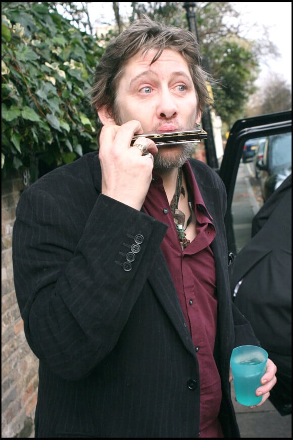 Shane MacGowan de The Pogues en novembre 2006 devant la maison de Kate Moss à Londres.