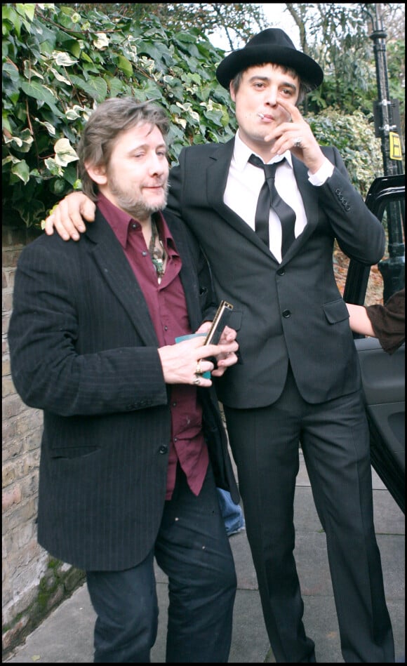 Shane MacGowan de The Pogues avec Pete Doherty en novembre 2006 devant la maison de Kate Moss à Londres.