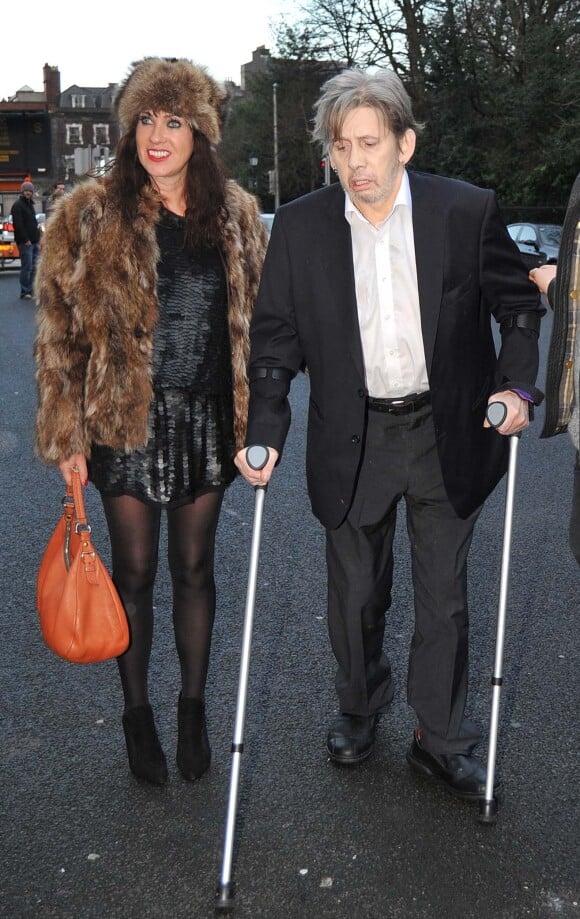Shane MacGowan, qui s'aide de béquilles suite à sa fracture pelvienne, et sa compagne Victoria Mary Clarke arrivant au restaurant The Cliff Townhouse à Dublin pour dîner avec Bono et sa femme, Hozier et Glen Hansard, le 24 décembre 2015.