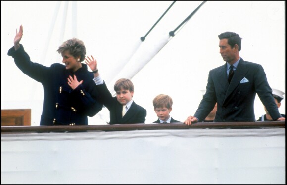 La princesse Diana et le prince Charles avec leurs enfants le prince William et le prince Harry en visite au Canada en 1991.