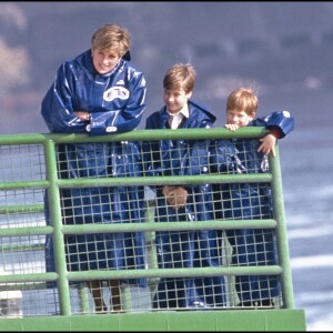 La princesse Diana, le prince William et le prince Harry en octobre 1991 aux chutes du Niagara.