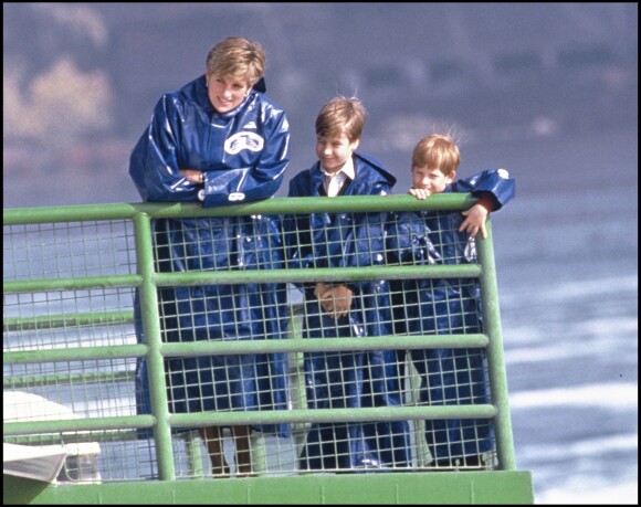 La princesse Diana, le prince William et le prince Harry en octobre 1991 aux chutes du Niagara.